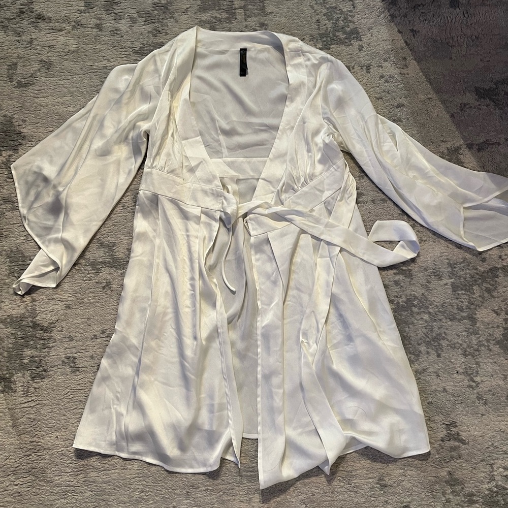 White Laundry robe size S/M